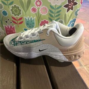 Nike Men's Sneakers in Gray and Tan